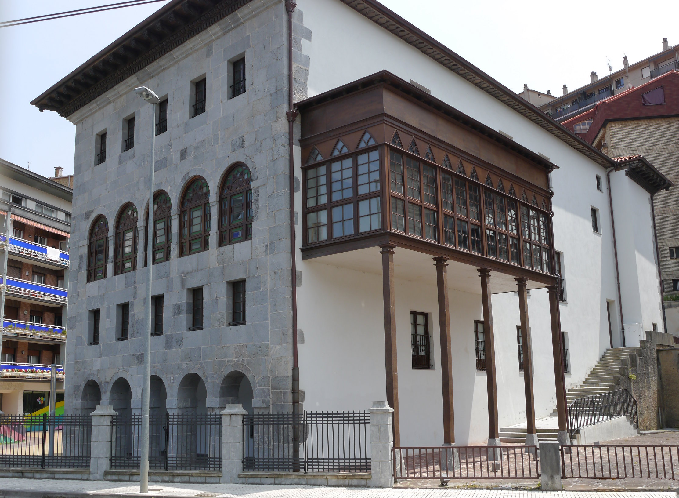 Agirre jauregia, Deba