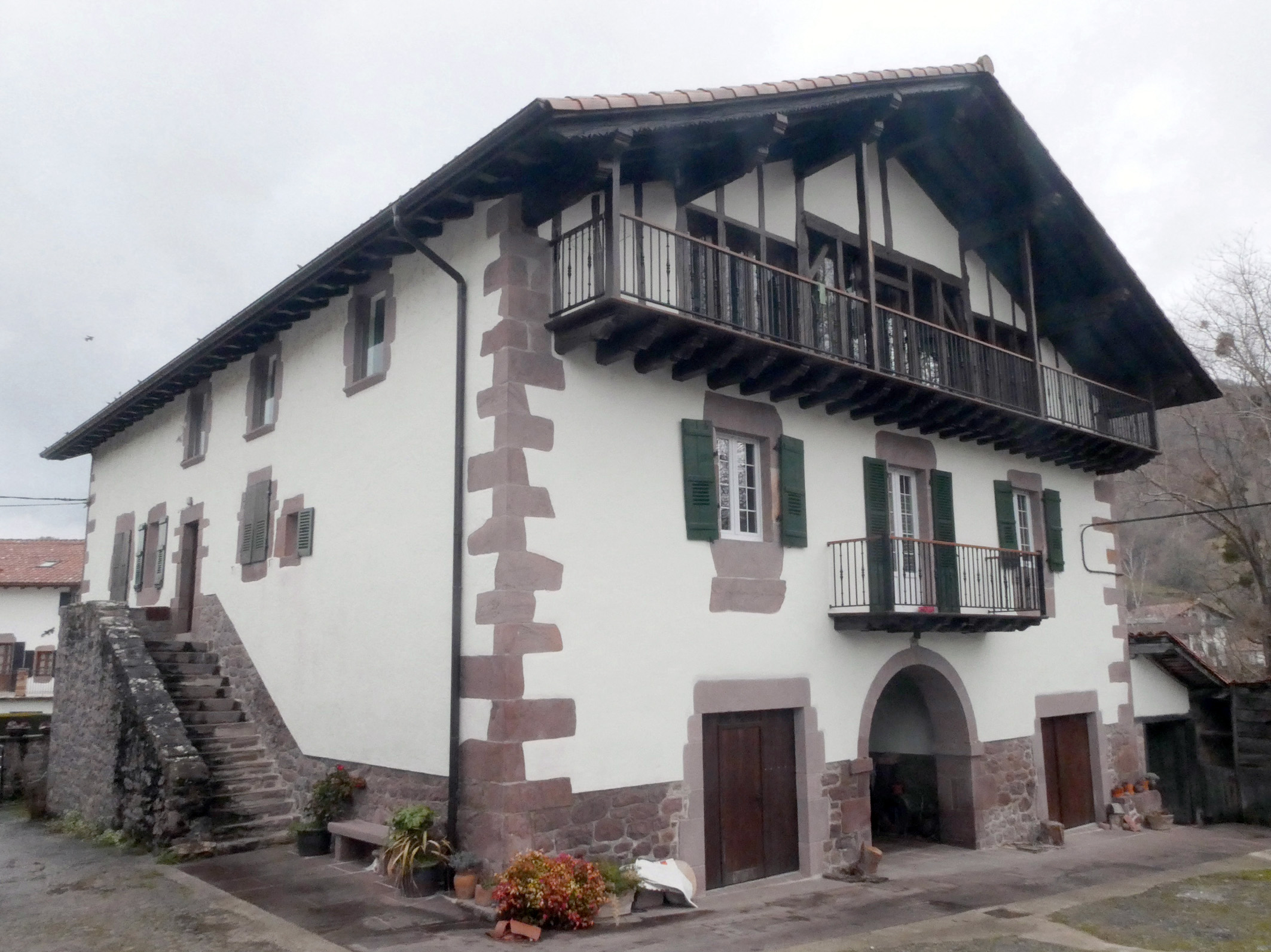 Hualde jauregia, Erratzu-Baztan