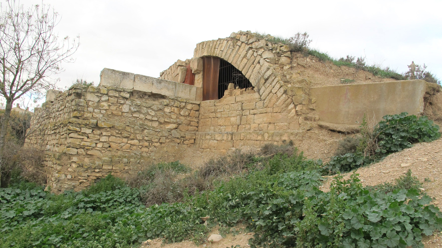 San Pedro elizaren hondakinak, Tutera