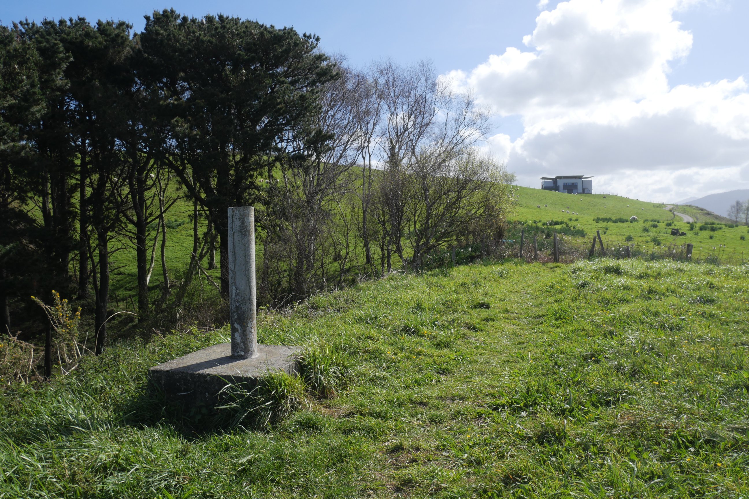 Ameztimendiko erpin geodesikoa, Zarautz aldeko bizkarrean