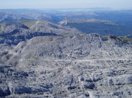 Auñamenditik ikusita; atzean Lapakiza eta Txamantxoia