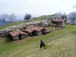 Artzai txabolak Harri Urdin iturriaren ondoan