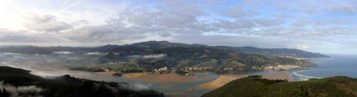 Urdaibaiko panoramika ederra Atxarretik aterata.