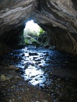 Abaroko leizearen barruan sarrerari begira