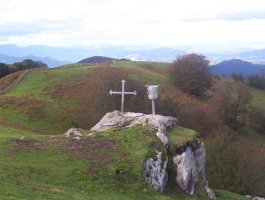 Lezoko mendizaleek Bianditzen ipinitako buzoia eta gurutzea