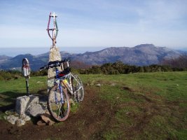 Tontorra; atzean Izarraitz eta itsasoa