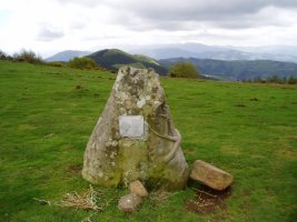 Oroikarria tontorrean; atzean Elosumendi