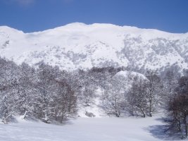 Aitxuri eta Aketegi Perusaroi aterpearen ingurutik ikusita