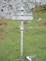 Norabide ezberdinak adierazten dituzten seinaleak Iturriotzeko lepotik igotzen den bidean