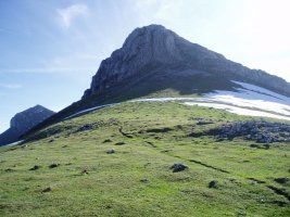 Lugaitzeko lepotik ikusita; atzean Aitxuri