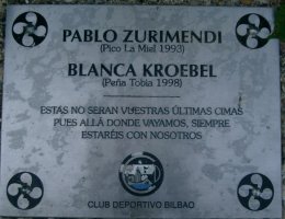 Placa En El Suelo Junto A Buzon