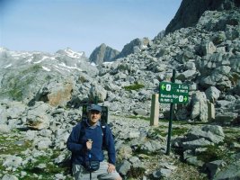 segun llegamos al collado cojer el sendero a mano izquierda,viene indicado en perfectamente en las señales.