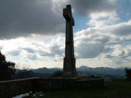 Tontorrean dagoen gurutzea, Ganekogorta atzekaldean / Cruz de la cumbre con el Ganekogorta al fondo