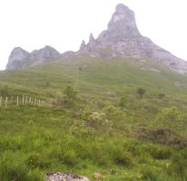la valla que asciende x la ladera del tologorri