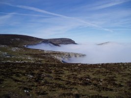 Laino itsasoa mendikatearen ertzean