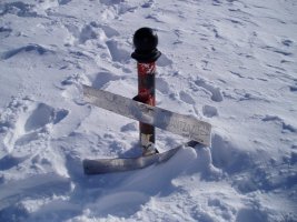 Norabide ezberdinak adierazten dituen seinalea Elorrola lepoan, elurrak estalita