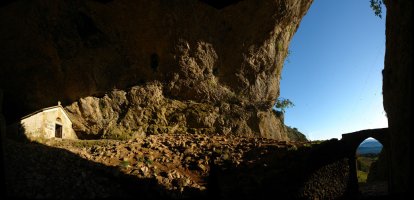 Ermita eta leizearen beheko ahoa