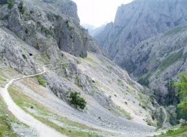 Puente Poncebosetik igotzen den bidea