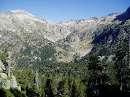 Contraix leporuntz ikuspegia Estany Llong aterpetik Delluirantz igotzen den bidetik