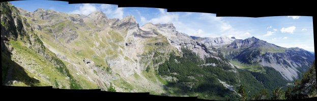 Pinetako zirkuaren ikuspegi zabala Tormosako erlaitzetik ikusita