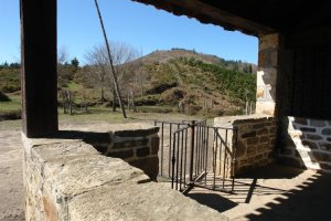 San Adrian ermitaren babesetik ikusita