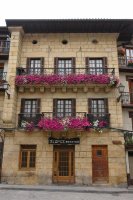 Plazako etxe atari bat