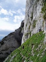 Mariren kobara doan bidea hego-ekialdeko aurpegiko erlaitz batetan zehar