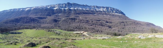 Iparraldetik ikusita, Uharte-Arakiletik igotzen den bidetik