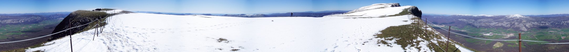 Uharte-Arakiletik igotzen den bideak mendi-gaina harrapatzen duen tokitik 360ºtako ikuspegia