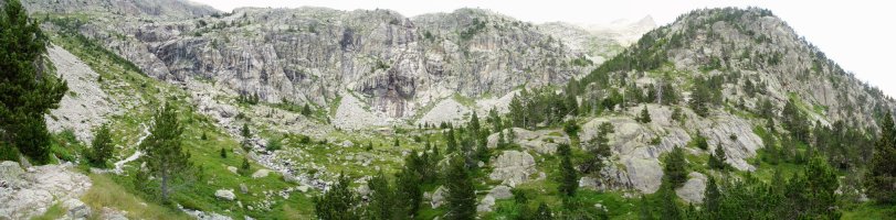 Caldarés de Baños errekaren bailarako goialdean dagoen zirku txikia