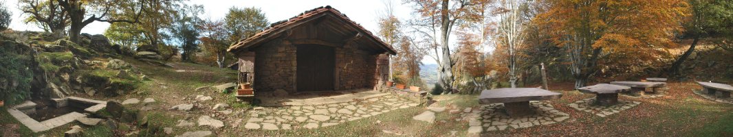 Iturria, borda eta mahaiak, HMko pagadiaren itzalean