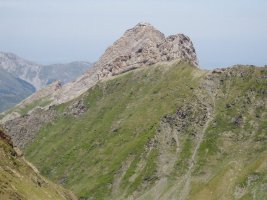 Pic Esquerra eta Pic de la Latte de Bazen bata bestearen aurrean Sanctusetik ikusita, hegoaldetik