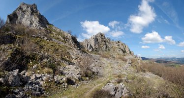 GR20 bidea, bi haitzen magaletik pasatzen