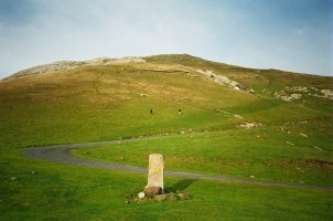 Mugarria Errozateren oinetan