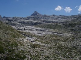 Bideak Larra zeharkatzen du
