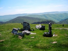 Uelogoena iparreko trikuharria , Akaitz Txikiren parean 