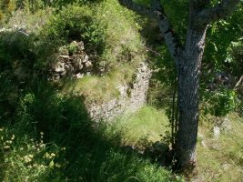 Antzinako dorre baten hondakinak gailurrean