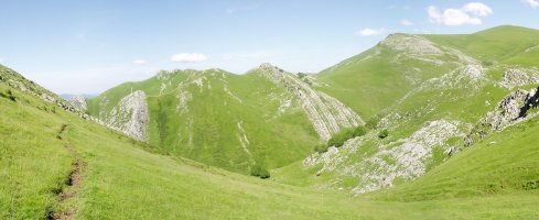 Larraone, Etitzegi eta Uzkuiti mendebaldetik ikusita, Muitzetik Egurral lepora igotzen den bidetik