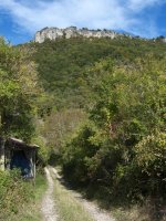 Abiatzeko bidea, jauregiaren aurre aldetik.