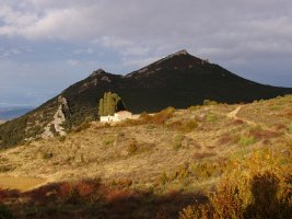 Untzueko hilerria, eta atzean San Bernabe eta Abrigo Haitza