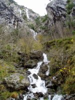 Zentralera ura eramaten duen kanalatik jausten den ur soberakina