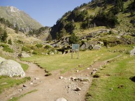 Aigualluts eta La Renclusara doazen bideak banatzen diren bidegurutzea