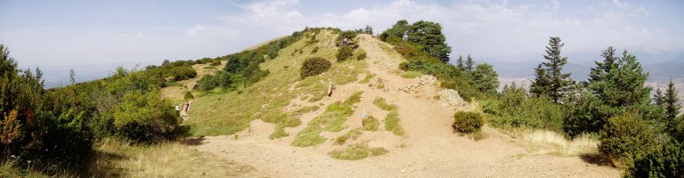 Paradoretik igotzen den bideak mendi-bizkarra harrapatzen duen tokia