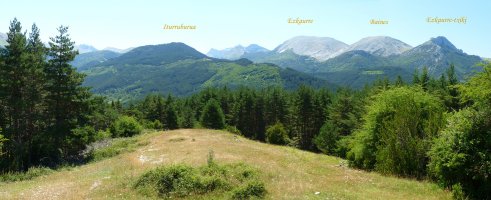 Erronkariko bidean gora egin ahala paisaia zabaldu egiten da