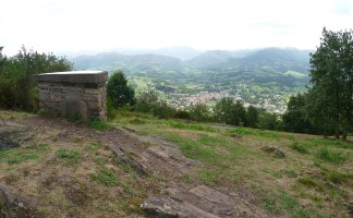 Arradoiko magaleko orientazio mahaia, Donibane Garaziren gainean