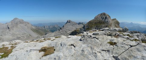 Budogiako gailurra. Mahaia, Peneblanque eta Auñamendi