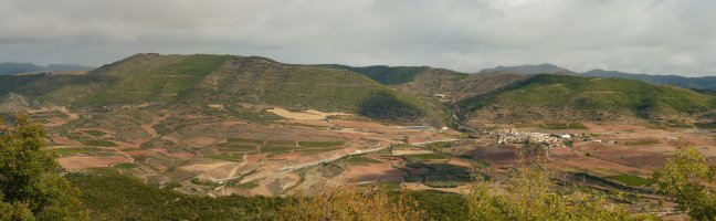 Iguste eta inguruko gainak hegoaldetik. Zirauki herria ere ikusgai