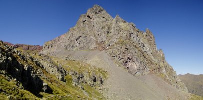 Ekialdetik, La Rinconadatik Anayeteko lakuetara igotzen den bidetik ikusita