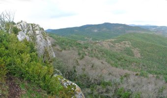 Lakarri eta Peña de la moza. San Antonio beheko lepoan ikusgai