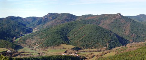 Belogain-Aginagako Harriaren mendialdea ekialdetik. Izanze lehen planoan